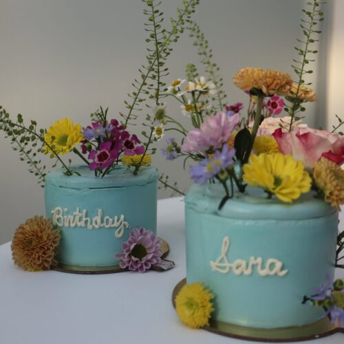 Alternative view of naira cake flower duo
