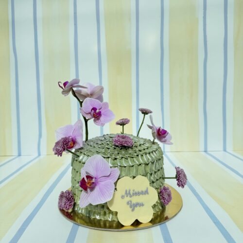 Alternative view of azaria cake flower duo