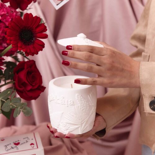 Elegant candle gift set with floral accents for special occasions.