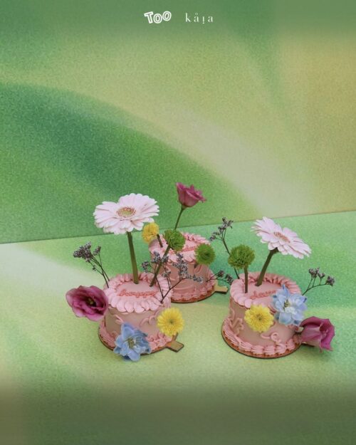 Alternative view of Rosiora cake flower duo
